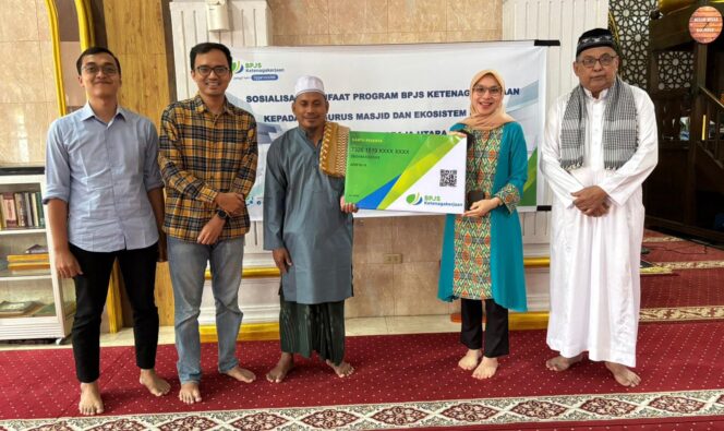 
					Penyerahan simbolis kepesertaan BPJS Ketenagakerjaan oleh Ibu Sulis Indrayani kepada pengurus Masjid Besar Rantepao. Foto: Istimewa