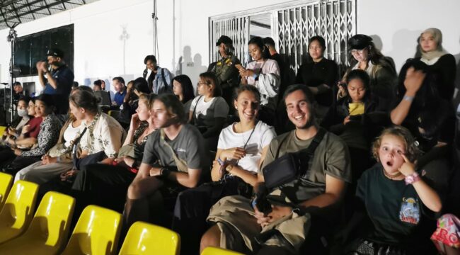Wisatawan Mancanegara saat menyaksikan Toraya Ma'gellu di Art Center Rantepao. Foto: Istimewa