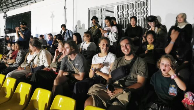 
					Wisatawan Mancanegara saat menyaksikan Toraya Ma'gellu di Art Center Rantepao. Foto: Istimewa