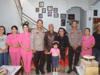 Kapolres Toraja Utara AKBP Stephanus Luckyto pimpin kegiatan Anjangsana dalam rangka peringatan Hari Bhayangkara ke-80 pada Senin (29/6/2026). Foto: Istimewa