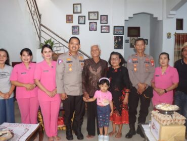 Kapolres Toraja Utara AKBP Stephanus Luckyto pimpin kegiatan Anjangsana dalam rangka peringatan Hari Bhayangkara ke-80 pada Senin (29/6/2026). Foto: Istimewa