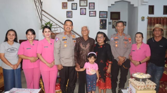 Kapolres Toraja Utara AKBP Stephanus Luckyto pimpin kegiatan Anjangsana dalam rangka peringatan Hari Bhayangkara ke-80 pada Senin (29/6/2026). Foto: Istimewa