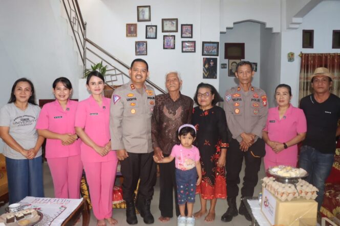 
					Kapolres Toraja Utara AKBP Stephanus Luckyto pimpin kegiatan Anjangsana dalam rangka peringatan Hari Bhayangkara ke-80 pada Senin (29/6/2026). Foto: Istimewa