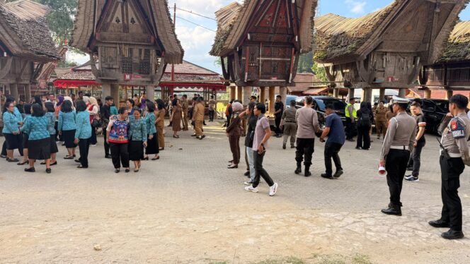 
					Personel Polres Tana Toraja gelar pengamanan kunjungan Ketua Umum TP PKK Pusat Ibu Tri Tito Karnavian. Foto: Istimewa