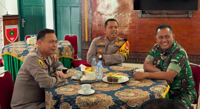 
					AKBP. Budi Hermawan Kapolres Tana Toraja (kiri), AKBP. Stephanus Luckyto (tengah), dan Letkol Inf. Armal Dandim 1414/Tator (kanan). Foto: Istimewa