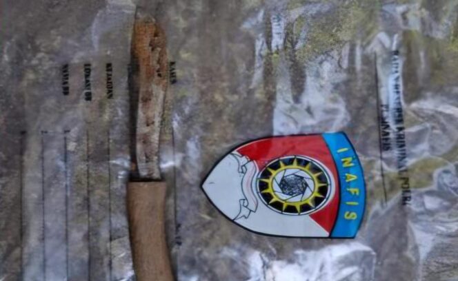 
					Senjata tajam yang digunakan pelaku saat tikam korban ESR (18), ditemukan disemak-semak. Foto: Istimewa