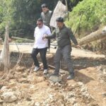 Yosia Rinto Kadang Tinjau Jalan Putus Akibat Longsor di Poros Buntu Pepasan Toraja Utara IMG-20260724-WA0011