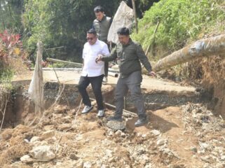 Anggota DPRD Provinsi Sulawesi Selatan dari Fraksi Partai NasDem, Yosia Rinto Kadang (baju putih) tinjau jalan longsor di Kecamatan Buntu Pepasan. Foto: Istimewa