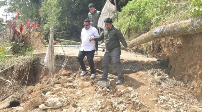 Anggota DPRD Provinsi Sulawesi Selatan dari Fraksi Partai NasDem, Yosia Rinto Kadang (baju putih) tinjau jalan longsor di Kecamatan Buntu Pepasan. Foto: Istimewa