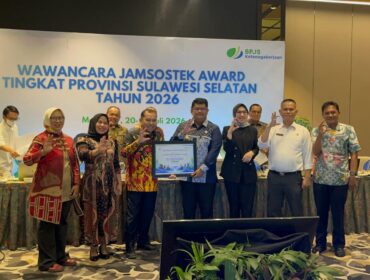 Wakil Bupati Toraja Utara Andrew Branch Silambi saat menerima Sertifikat Penghargaan sebagai nominasi pada ajang Jamsostek Award 2026. Foto: Istimewa