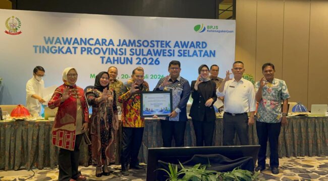 Wakil Bupati Toraja Utara Andrew Branch Silambi saat menerima Sertifikat Penghargaan sebagai nominasi pada ajang Jamsostek Award 2026. Foto: Istimewa