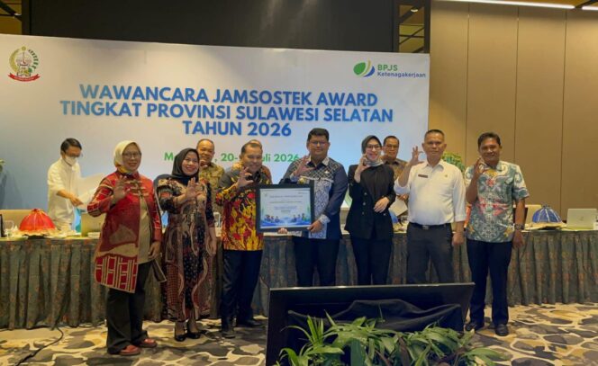 
					Wakil Bupati Toraja Utara Andrew Branch Silambi saat menerima Sertifikat Penghargaan sebagai nominasi pada ajang Jamsostek Award 2026. Foto: Istimewa