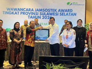Wakil Bupati Tana Toraja, Erianto Laso' Paundanan saat menerima Sertifikat Penghargaan sebagai nominasi pada ajang Jamsostek Award 2026. Foto: Istimewa