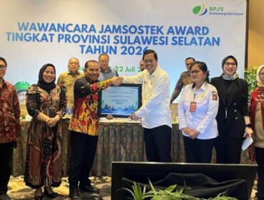 Wakil Bupati Tana Toraja, Erianto Laso' Paundanan saat menerima Sertifikat Penghargaan sebagai nominasi pada ajang Jamsostek Award 2026. Foto: Istimewa