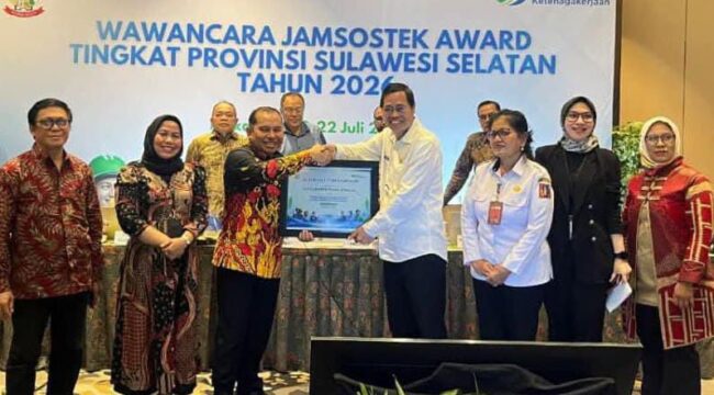 Wakil Bupati Tana Toraja, Erianto Laso' Paundanan saat menerima Sertifikat Penghargaan sebagai nominasi pada ajang Jamsostek Award 2026. Foto: Istimewa