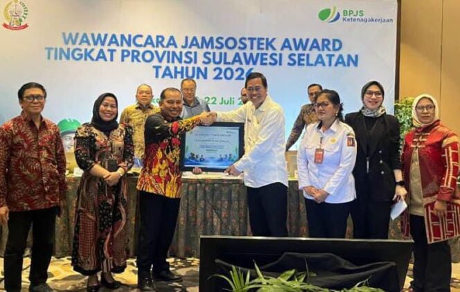 
					Wakil Bupati Tana Toraja, Erianto Laso' Paundanan saat menerima Sertifikat Penghargaan sebagai nominasi pada ajang Jamsostek Award 2026. Foto: Istimewa