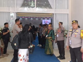 Kapolsek Wara Utara IPDA. Robert Pakiding Danduru Sampeallo (kanan), saat bersama personel Kepolisian melakukan Pengamanan Sidang Sinode AM Gereja Toraja ke XXVI di Gedung Luwu Convention Center (LCC) Palopo, Kamis (9/7/2026). Foto: Istimewa