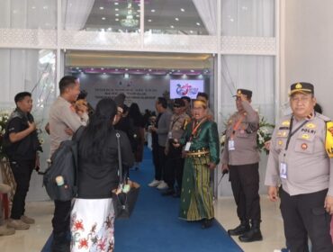 Kapolsek Wara Utara IPDA. Robert Pakiding Danduru Sampeallo (kanan), saat bersama personel Kepolisian melakukan Pengamanan Sidang Sinode AM Gereja Toraja ke XXVI di Gedung Luwu Convention Center (LCC) Palopo, Kamis (9/7/2026). Foto: Istimewa