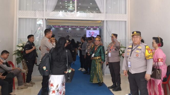 
					Kapolsek Wara Utara IPDA. Robert Pakiding Danduru Sampeallo (kanan), saat bersama personel Kepolisian melakukan Pengamanan Sidang Sinode AM Gereja Toraja ke XXVI di Gedung Luwu Convention Center (LCC) Palopo, Kamis (9/7/2026). Foto: Istimewa