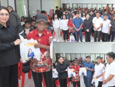 Anggota DPR RI Eva Stevany Rataba serahkan bantuan sembako kepada petugas kebersihan di Tana Toraja. Foto: Istimewa