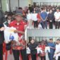 Anggota DPR RI Eva Stevany Rataba serahkan bantuan sembako kepada petugas kebersihan di Tana Toraja. Foto: Istimewa