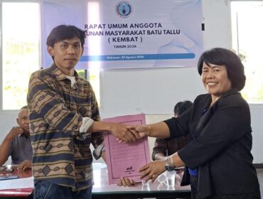‎Elmiana Bongga Linggi (kanan) kembali terpilih jadi Ketua Umum Kerukunan Masyarakat Batu Tallu. Foto: Istimewa