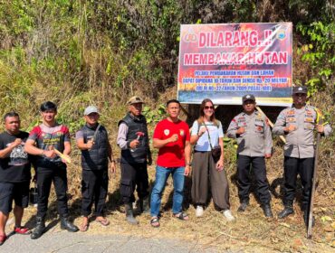 Jajaran Polsek Sesean gelar pemasangan spanduk imbauan larangan membakar hutan dan lahan. Foto: Istimewa