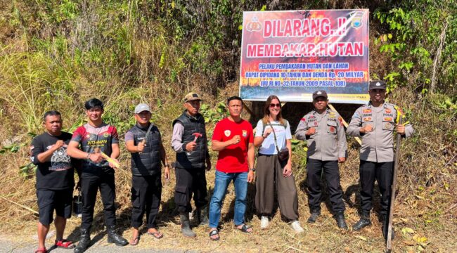 Jajaran Polsek Sesean gelar pemasangan spanduk imbauan larangan membakar hutan dan lahan. Foto: Istimewa
