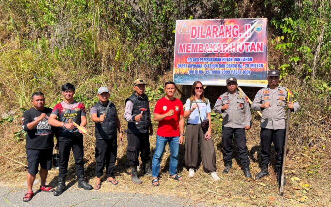 
					Jajaran Polsek Sesean gelar pemasangan spanduk imbauan larangan membakar hutan dan lahan. Foto: Istimewa