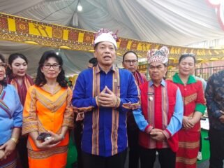 Menteri Koperasi RI Ferry Juliantono (Baju Tenun Khas Toraja Warna Biru) saya berkunjung ke Tana Toraja. Foto: Istimewa