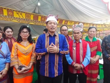 Menteri Koperasi RI Ferry Juliantono (Baju Tenun Khas Toraja Warna Biru) saya berkunjung ke Tana Toraja. Foto: Istimewa