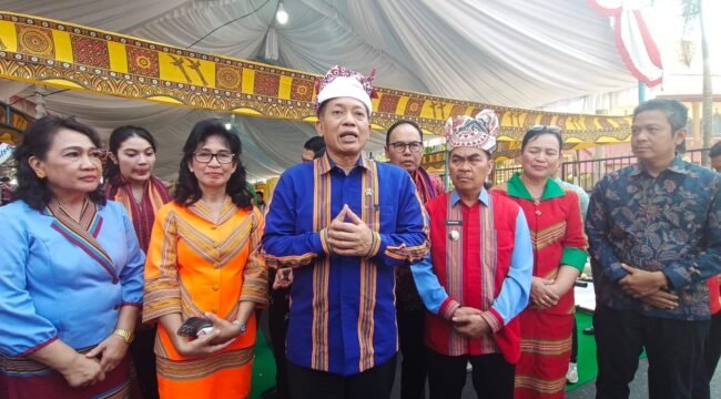 Menteri Koperasi RI Ferry Juliantono (Baju Tenun Khas Toraja Warna Biru) saya berkunjung ke Tana Toraja. Foto: Istimewa
