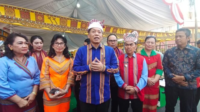 
					Menteri Koperasi RI Ferry Juliantono (Baju Tenun Khas Toraja Warna Biru) saya berkunjung ke Tana Toraja. Foto: Istimewa