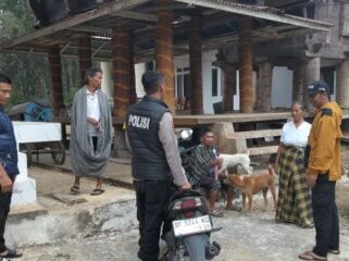 Personil Polsek Sesean dipimpin Kapolsek Sesean Iptu. Anton Tonapa saat melakukan mediasi. Foto: Istimewa