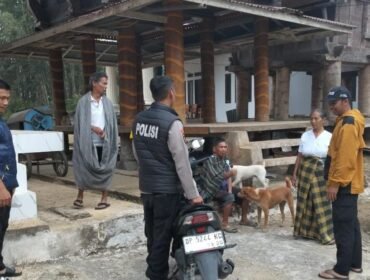 Personil Polsek Sesean dipimpin Kapolsek Sesean Iptu. Anton Tonapa saat melakukan mediasi. Foto: Istimewa