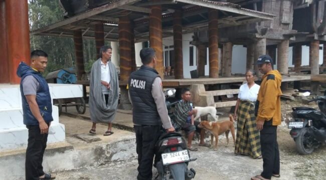Personil Polsek Sesean dipimpin Kapolsek Sesean Iptu. Anton Tonapa saat melakukan mediasi. Foto: Istimewa