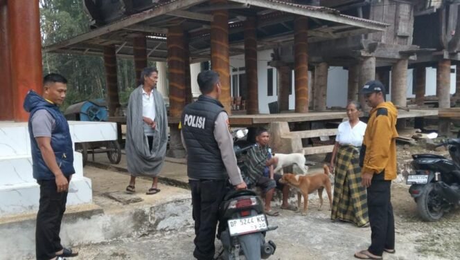 
					Personil Polsek Sesean dipimpin Kapolsek Sesean Iptu. Anton Tonapa saat melakukan mediasi. Foto: Istimewa