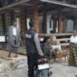 Personil Polsek Sesean dipimpin Kapolsek Sesean Iptu. Anton Tonapa saat melakukan mediasi. Foto: Istimewa
