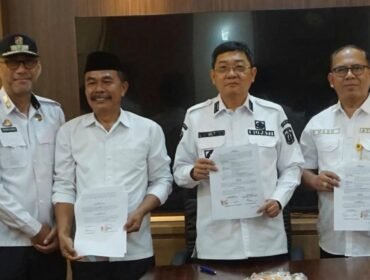 Bupati Toraja Utara Frederik Victor Palimbong tanda tangani Perjanjian Kerja Sama dengan Kantor Pertanahan. Foto: Istimewa