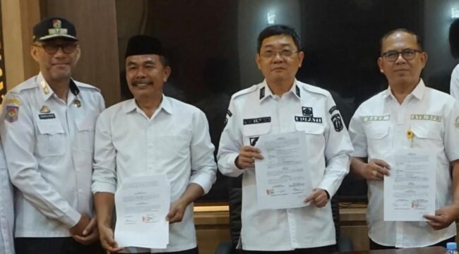 Bupati Toraja Utara Frederik Victor Palimbong tanda tangani Perjanjian Kerja Sama dengan Kantor Pertanahan. Foto: Istimewa