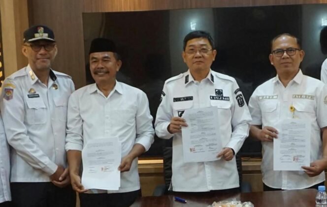 
					Bupati Toraja Utara Frederik Victor Palimbong tanda tangani Perjanjian Kerja Sama dengan Kantor Pertanahan. Foto: Istimewa