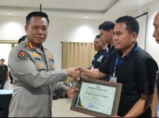 AKP. Sette Marrung Kasi Humas Polres Toraja Utara (kanan) saat menerima penghargaan dari Kombes Pol. Didik Kabid Humas Polda Sulsel (kiri). Foto: Istimewa