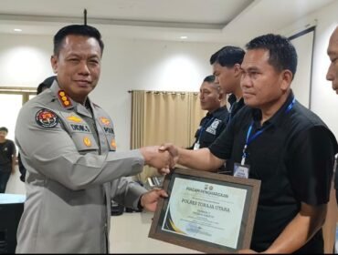 AKP. Sette Marrung Kasi Humas Polres Toraja Utara (kanan) saat menerima penghargaan dari Kombes Pol. Didik Kabid Humas Polda Sulsel (kiri). Foto: Istimewa