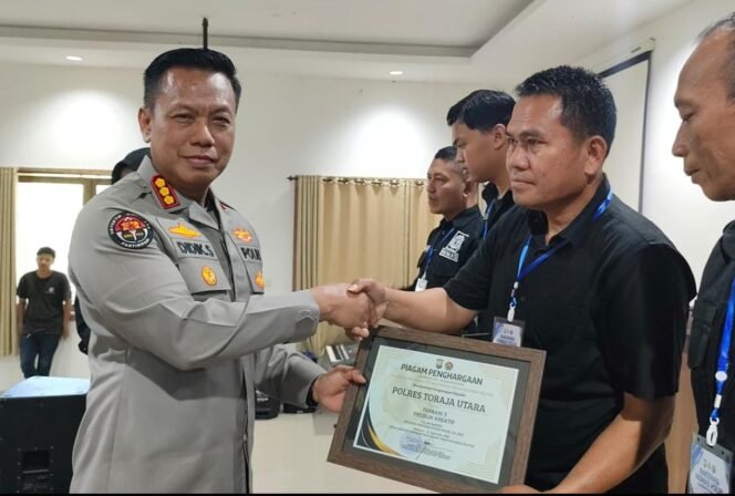 
					AKP. Sette Marrung Kasi Humas Polres Toraja Utara (kanan) saat menerima penghargaan dari Kombes Pol. Didik Kabid Humas Polda Sulsel (kiri). Foto: Istimewa