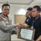 AKP. Sette Marrung Kasi Humas Polres Toraja Utara (kanan) saat menerima penghargaan dari Kombes Pol. Didik Kabid Humas Polda Sulsel (kiri). Foto: Istimewa