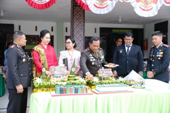 
					Pemda Toraja Utara Hadiri HUT TNI ke 81 diwakili Wakil Bupati Toraja Utara Andrew Branch Silambi. Foto: Istimewa