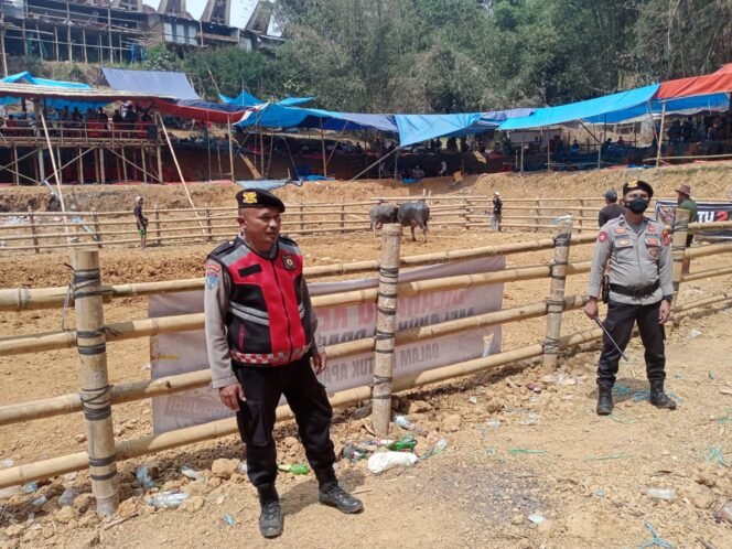 
					Polres Toraja Utara amankan jalannya ritual adat Rambu Solo' di Tondon. Foto: Istimewa