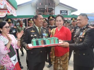Kapolres Toraja Utara, AKBP Yoseph Adi R. Sudrajat ucapkan selamat HUT TNI ke 81 kepada Dandim 1414 Tana Toraja. Foto: Istimewa