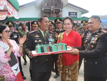 Kapolres Toraja Utara, AKBP Yoseph Adi R. Sudrajat ucapkan selamat HUT TNI ke 81 kepada Dandim 1414 Tana Toraja. Foto: Istimewa