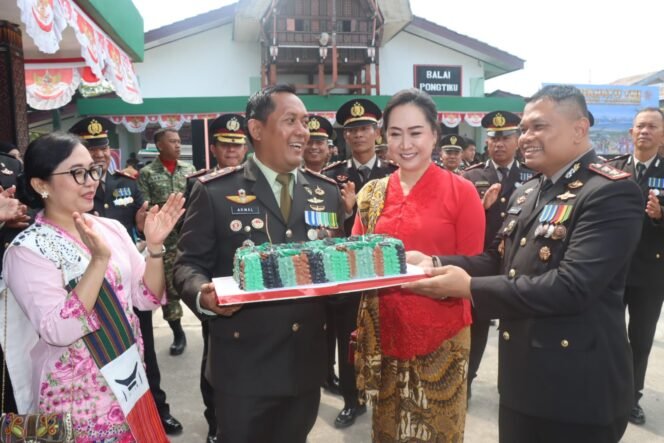 
					Kapolres Toraja Utara, AKBP Yoseph Adi R. Sudrajat ucapkan selamat HUT TNI ke 81 kepada Dandim 1414 Tana Toraja. Foto: Istimewa